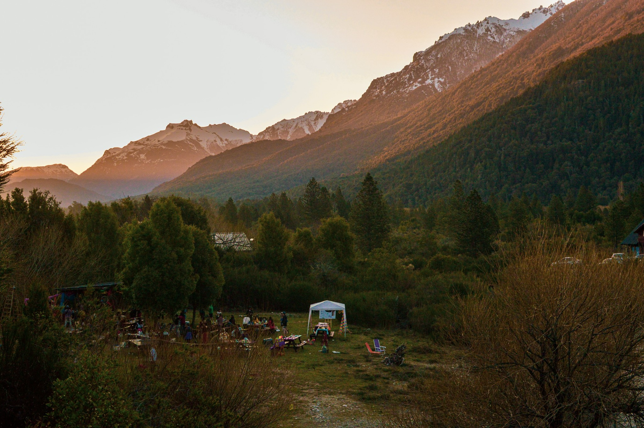 Paisaje de montaña y bosque en el Río Manso al atardecer