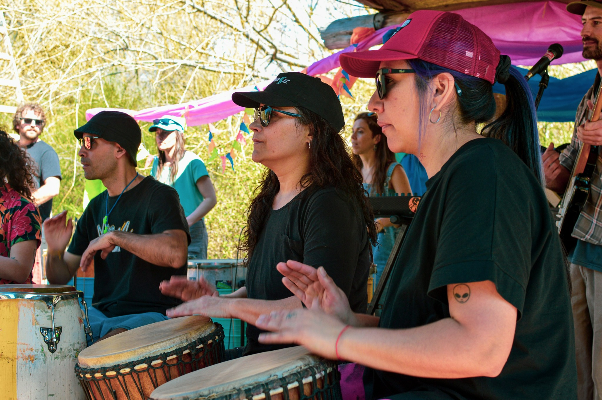 Participantes tocando tambores con las manos durante Sincro Nube